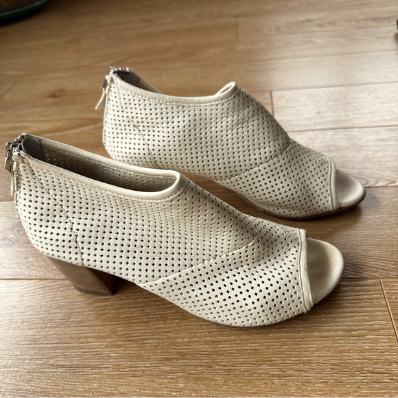 Italian leather peep toe summer bootie. Stack heel, back zipper size 40 - Picture 4 of 5